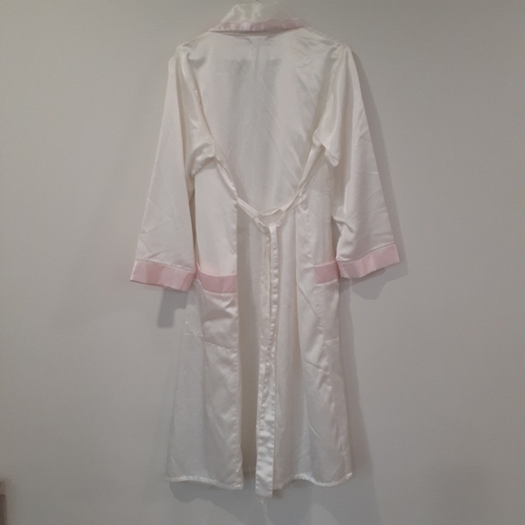 Vintage/Retro Satin Bathrobe With Floral Accent - Picture 7 of 9